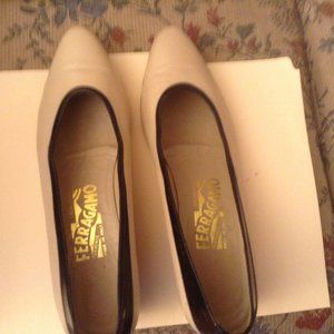 Preowned Ferragamo Beige/Black flats-7.5M